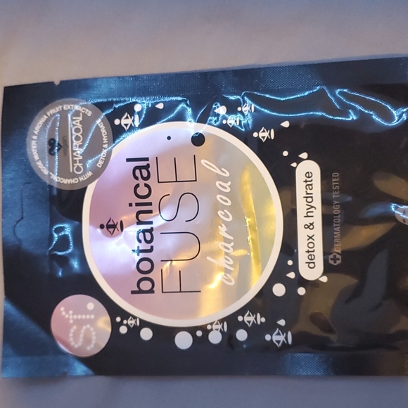 charcoal detoxifying face masks - Picture 2 of 3